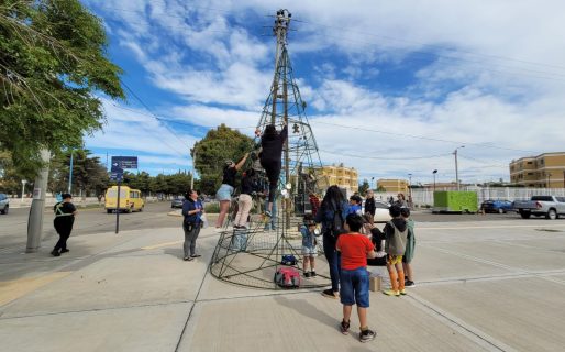 Tarde navideña en avenida Polonia con decoración del árbol, feria y sorteos