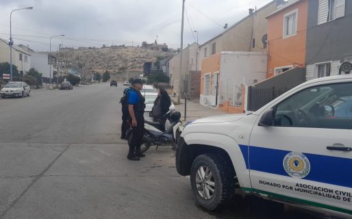 Una motociclista se resbaló, despistó y debió ser trasladada al hospital