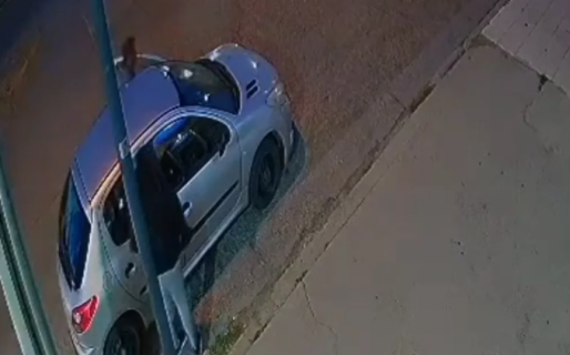 Se salvó por segundos: chocaron a un hombre mayor mientras subía a su auto y el conductor escapó