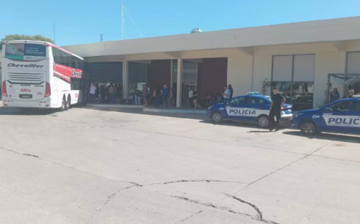 Tuvieron que demorar la salida de un micro de egresados porque los choferes estaban alcoholizados