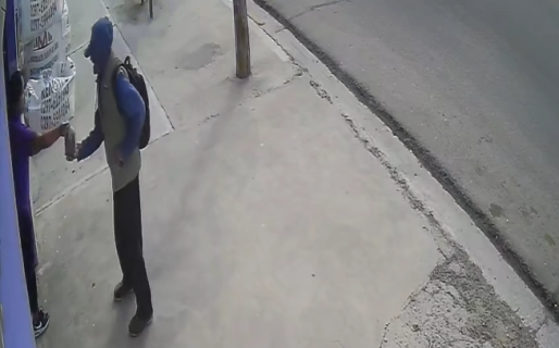 Salió de su pastelería y regaló un pan dulce: una escena que conmovió en redes