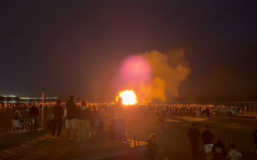 Rada Tilly celebra la apertura de la temporada de verano con la tradicional fogata en la playa