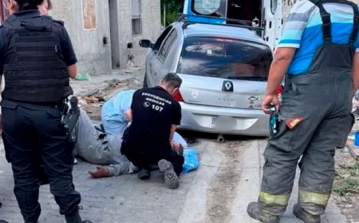 Un hombre arreglaba su auto, se le zafó el críquet y quedó atrapado