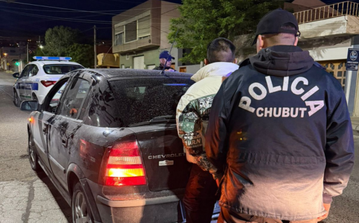 Manejaba en contramano, con las luces apagadas y cuando lo detuvieron le encontraron un arma