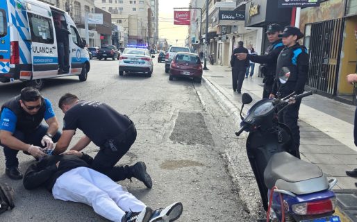 Colisión entre una motocicleta y un automóvil dejó un joven lesionado en pleno centro