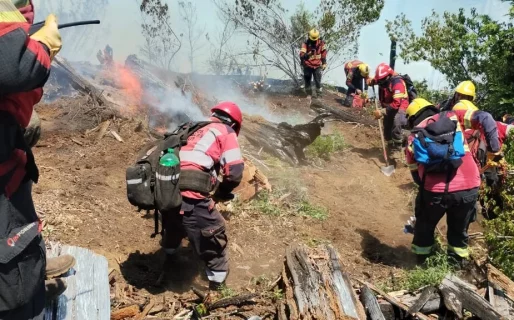 Mantienen el intenso operativo para controlar el incendio en El Turbio