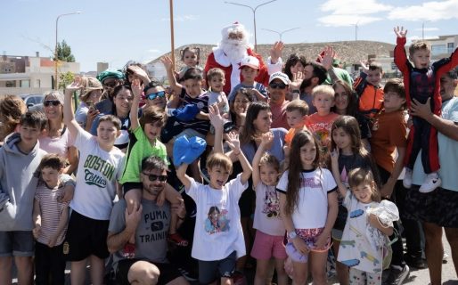 Papá Noel pasó por Rada Tilly y dejó sonrisas en cada plaza