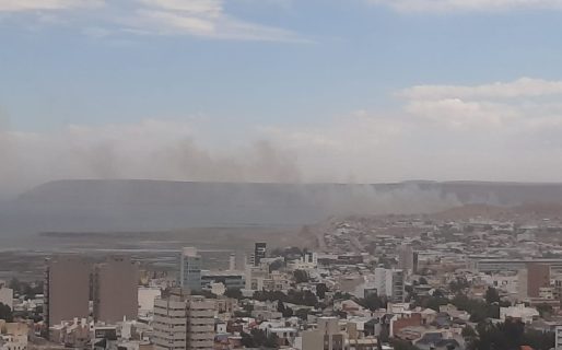 Se desató un incendio en el viejo basural y los bomberos trabajan para contener las llamas