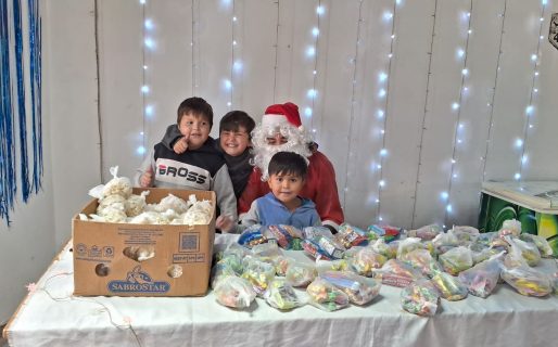 Comisión de B° Los Bretes agasajó a los niños con la visita de Papá Noel