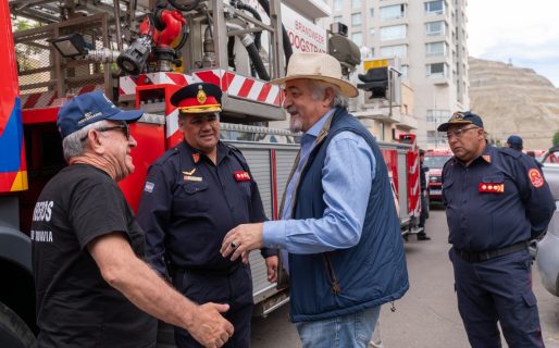 Los Bomberos Voluntarios presentaron al intendente la escalera hidroelevadora de 35 metros