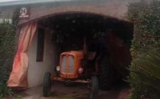 Insólito: un peón rural entró con un tractor a un hotel alojamiento en Santa Fe