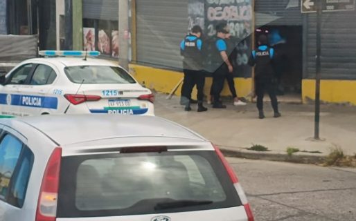 Detuvieron a un «trapito» que forzaba la puerta de una carnicería con una barreta
