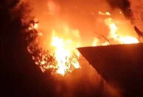 El fuego devoró por completo una casa de familia en el barrio Pietrobelli