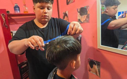 Tiene 12 años, armó su barbería en casa y ya atendió a más de 30 clientes en dos semanas