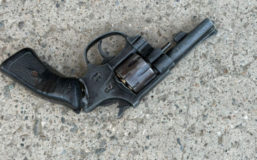 Disparó al aire, tiró el arma y corrió: lo atraparon en el Jorge Newbery