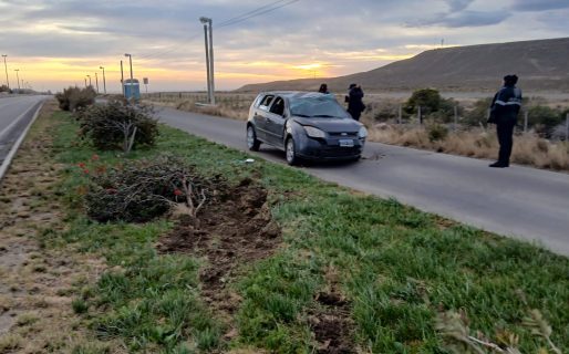 Una fuerte ráfaga de viento causó el vuelco de un vehículo en avenida Hipólito Yrigoyen