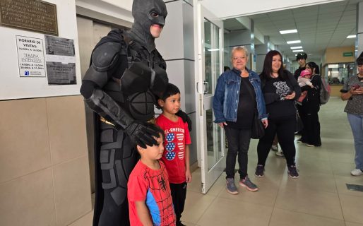 Batman apareció en el Hospital Regional para alegrar a los niños con golosinas y regalos