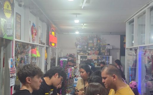 Furor por la pirotecnia sin estruendo: vecinos arrasan con lo lumínico y se forman filas en los comercios