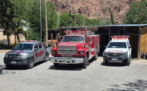 Bomberos de Comodoro sorprendieron a sus pares de Florentino Ameghino con la donación de una autobomba