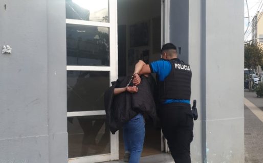 Lo atraparon intentando abrir autos y se puso violento con la Policía