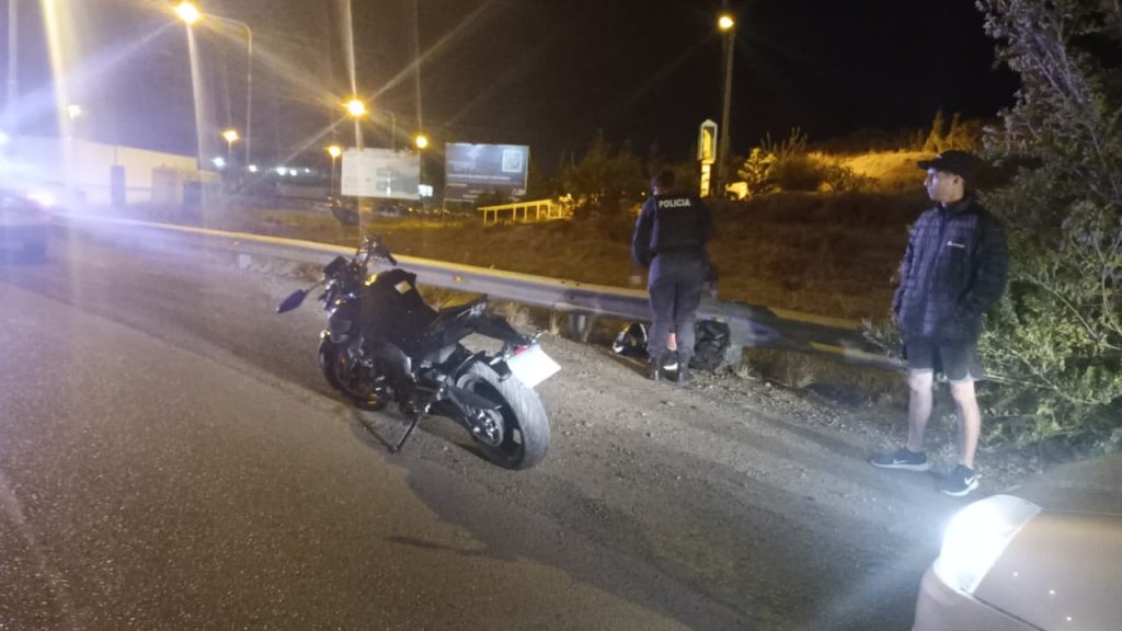 Lo encerraron en la rotonda de Ruta 3 y 26 y terminó en el suelo: quedó ...