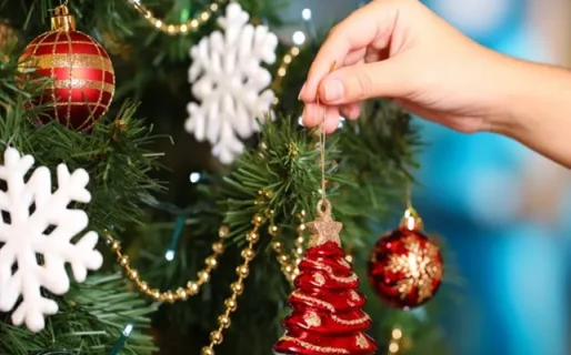 Vecinales organizan una jornada comunitaria para decorar el árbol navideño en el Natatorio Municipal