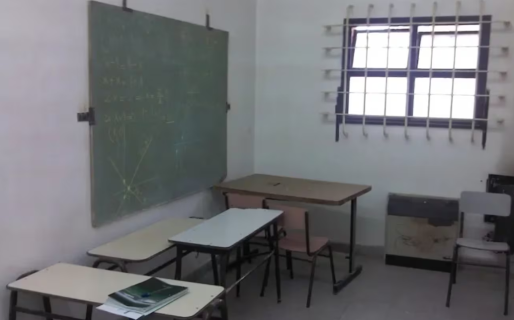 Una pareja fue descubierta mientras tenía relaciones sexuales frente a un aula