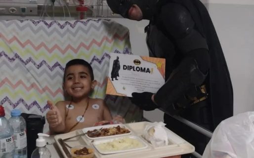 “Batman” impulsa una colecta navideña para llevar alegría a niños internados en el Hospital Regional