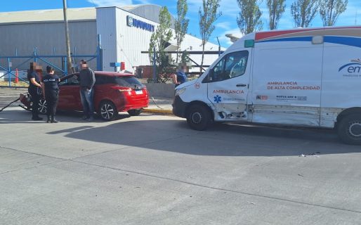 Choque entre una ambulancia y un automóvil en Hipólito Yrigoyen