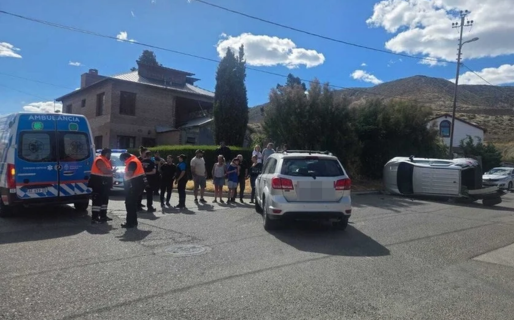 Dos camionetas protagonizaron un fuerte choque que terminó con un herido y un vehículo volcado