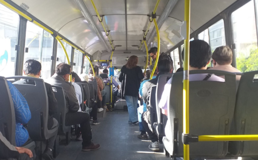 Encontró un celular en un colectivo y se lo dio al chofer: aun buscan al dueño