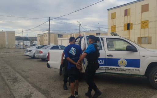 Se sacó el pantalón mientras huía de la Policía para que no lo identifiquen: lo detuvieron igual casi en paños menores