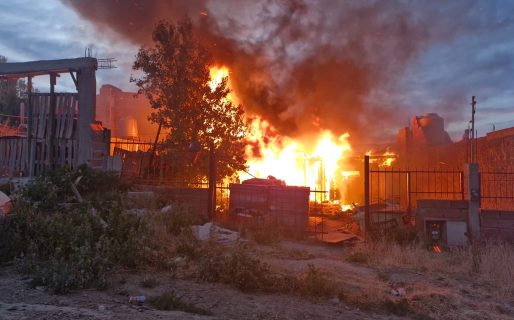 Un desperfecto eléctrico desató un feroz incendio y redujo una casa a cenizas