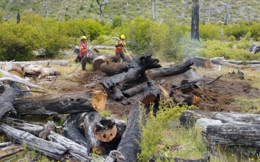 Tras días de arduo operativo, se contuvieron algunos sectores del incendio en El Turbio