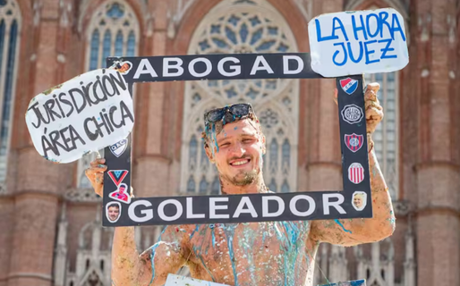Facundo Bruera se convierte en el único futbolista de Primera División con título universitario