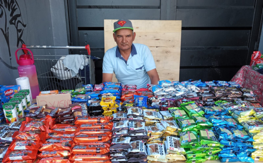 Una pareja de Comodoro busca un nuevo lugar para instalar su puesto de golosinas