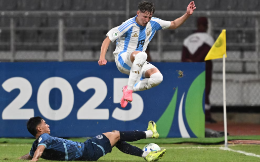La promesa de la selección argentina que busca River Plate como refuerzo para 2026