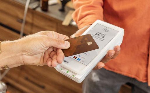 El uso de tarjetas de crédito perdió impulso y los préstamos en pesos cayeron en noviembre