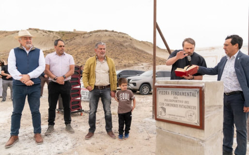 Othar acompañó el acto de colocación de la piedra fundamental del Polideportivo del Sindicato de Camioneros