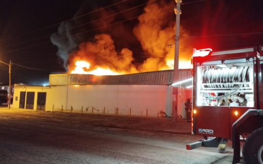 Incendio de gran magnitud en una pesquera de Madryn