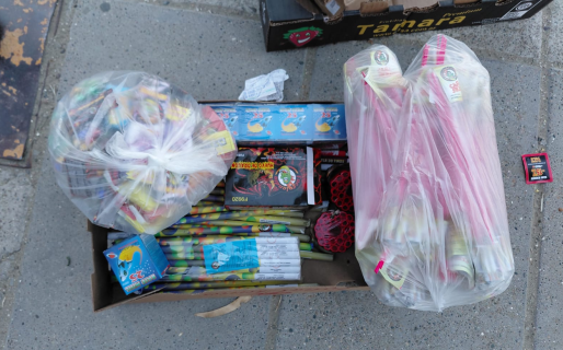 Vendía pirotecnia en la entrada a un supermercado de Km3 y le secuestraron todo