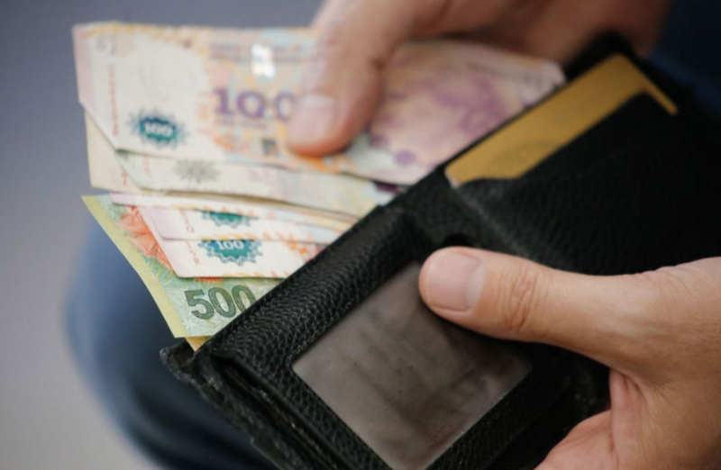 Crece el endeudamiento de las familias: ya destinan un tercio de sus ingresos al pago de compromisos con entidades no bancarias