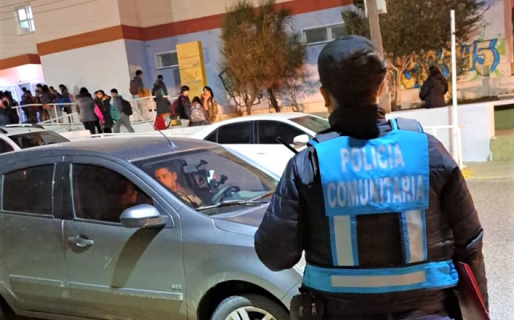 Su bebé se moría en sus brazos y un agente de la Policía Comunitaria le salvó la vida con RCP