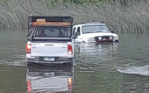 Quiso tomarse una foto en el río y la corriente arrastró su camioneta