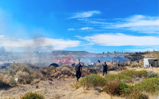 Una quema de basura provocó un incendio de pastizales en una vivienda de Km 17