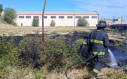 Bomberos sofocaron un incendio en el predio de la ex Guilford
