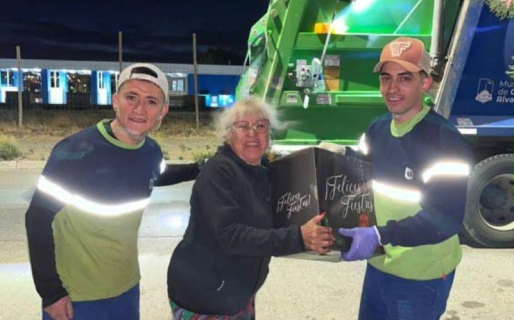 Una vecina sorprendió a recolectores de basura regalándoles una caja navideña