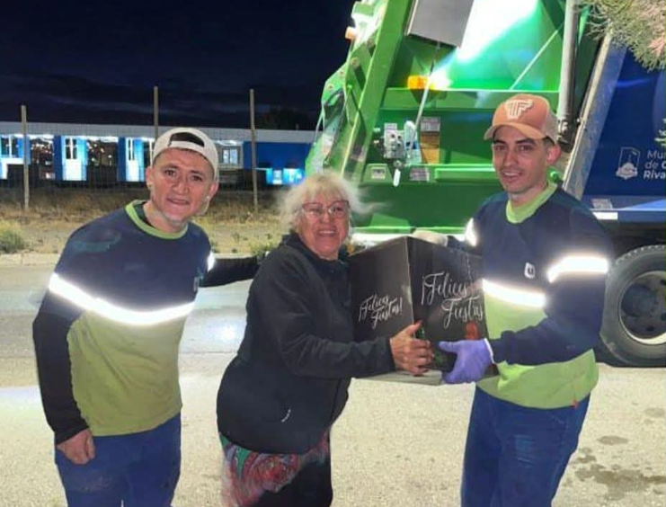Una vecina sorprendió a recolectores de basura regalándoles una caja ...
