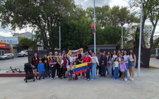 Banderas y bocinazos: venezolanos realizaron una caravana por las calles céntricas