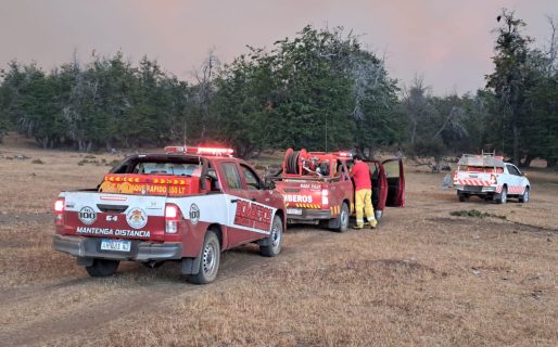 Cholila: Bomberos de Sarmiento combaten el fuego en condiciones extremas
